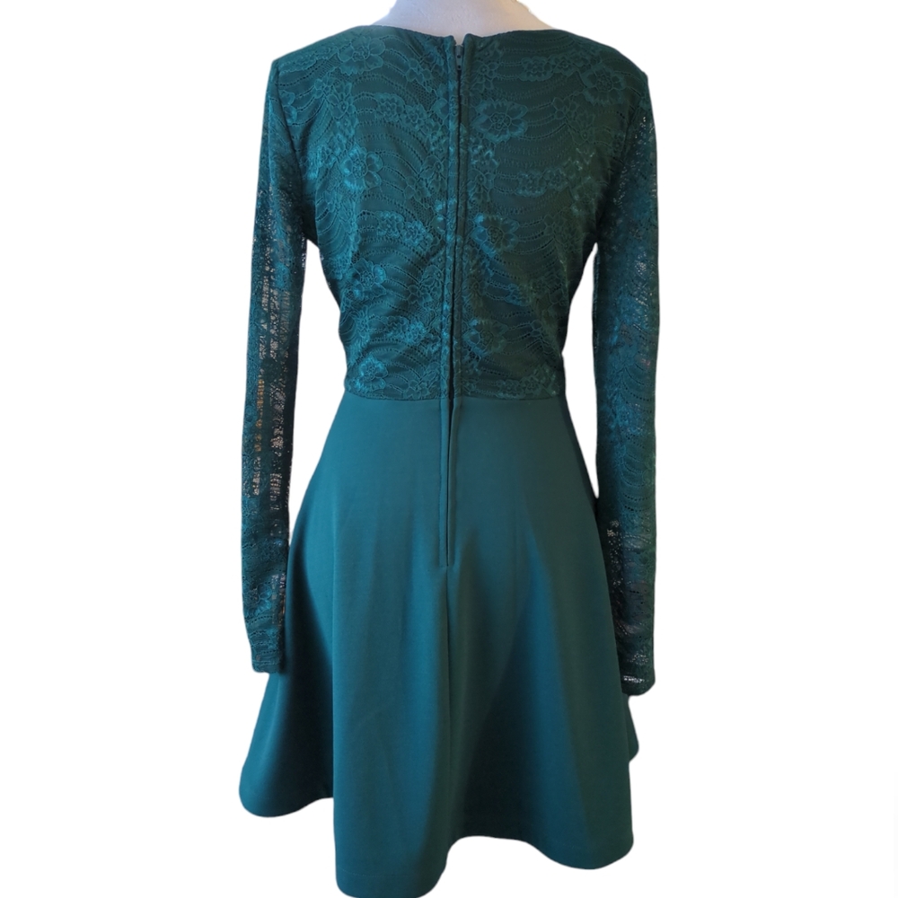 City vibe dress color green with lace size 7 - Picture 3 of 4